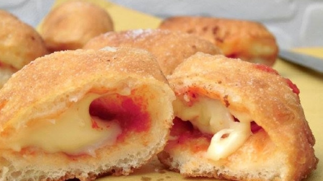 Panzerottini fritti con prosciutto cotto e scamorza di Gino Sorbillo