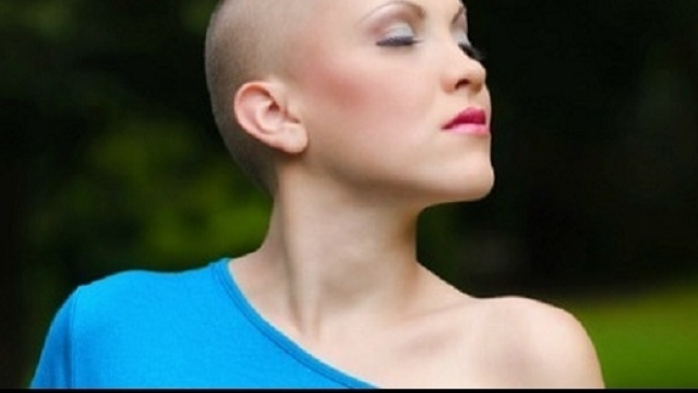 Raffreddare il cuoio capelluto durante un trattamento chemioterapico pu&ograve; evitare la caduta dei capelli.