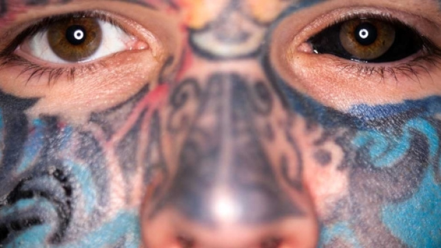 Regno Unito, ecco l'uomo pi&ugrave; tatuato