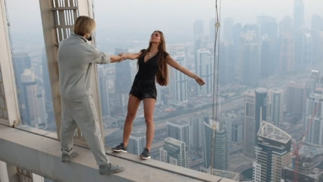 Viki Odintcova nello scatto da brividi sospesa nel vuoto e sostenuta solo da un assistente. Foto: Instagram.