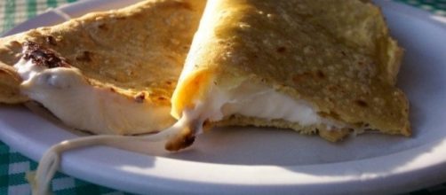 Una quesadilla cl&aacute;sica con queso y tortilla de ma&iacute;z.