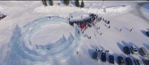 Vista a&eacute;rea que nos muestra c&oacute;mo las personas visitan el lugar.