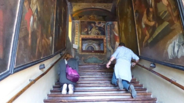 il percorso in ginocchio della Scala Santa