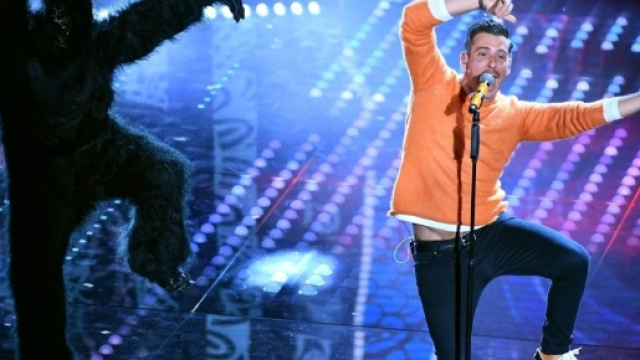 Occidentali's Karma&rdquo;: Francesco Gabbani balla con la scimmia sul ... - deejay.it