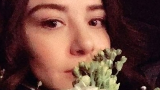 Ozge Gurel riceve un bellissimo regalo per San Valentino.