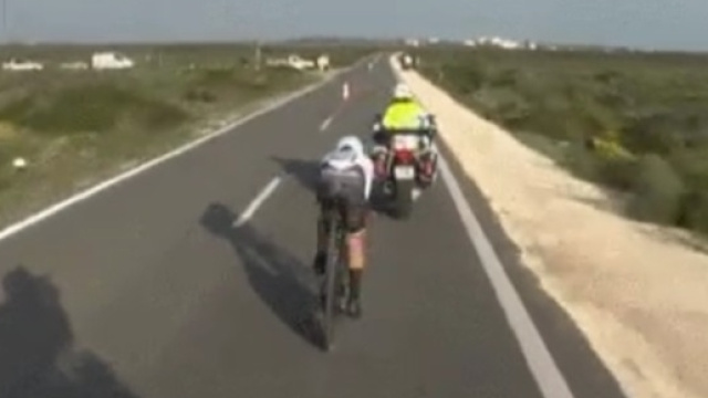 Primoz Roglic in scia alla moto durante la cronometro