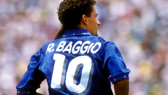 Roberto Baggio compie oggi 50 anni. Tanti auguri, Divin Codino!