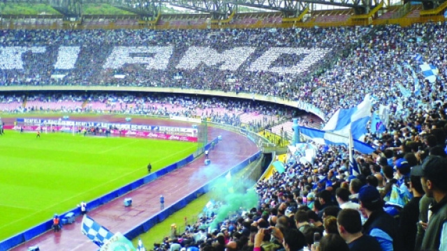 Una splendida coreografia del pubblico del San Paolo di Napoli