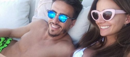 Marco Ferri y Ayl&eacute;n Milla muy enamorados
