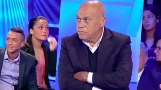 C'&egrave; Posta per Te: la De Filippi rigorosa con il signor Salvatore.