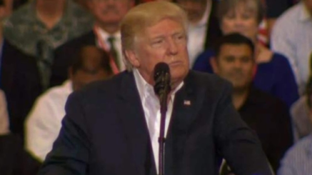 Il fine settimana di Trump in Florida: in un comizio parla di un attacco terroristico in Svezia che non c'&egrave; stato. Foto: youtube.