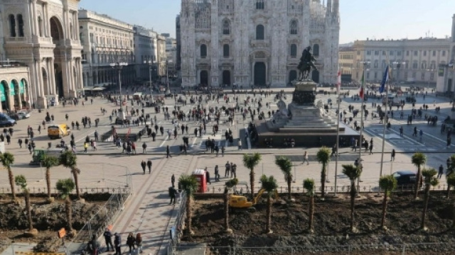 Milano: in fiamme 3 palme in Piazza Duomo