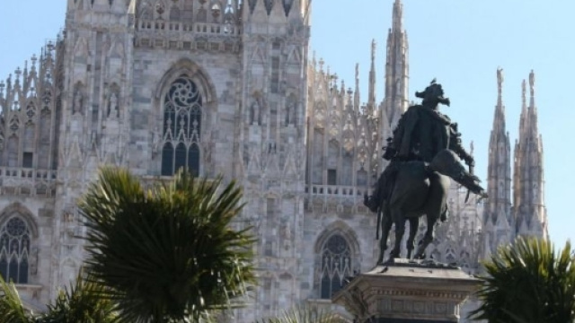 Milano: bruciate tre palme in Piazza Duomo.