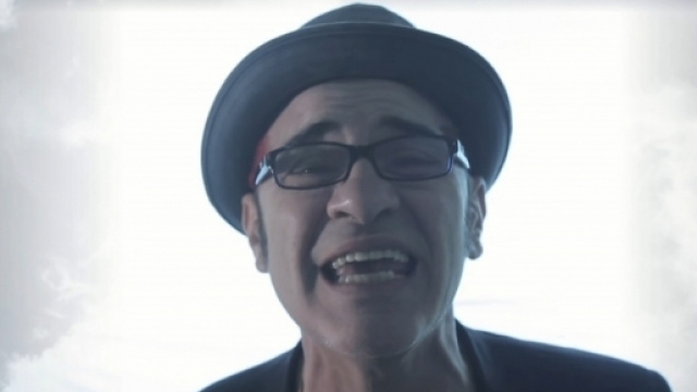 Screenshot da Francesco Baccini Ft. Zero Plastica - Ave Maria (facci apparire) - Videoclip Ufficiale