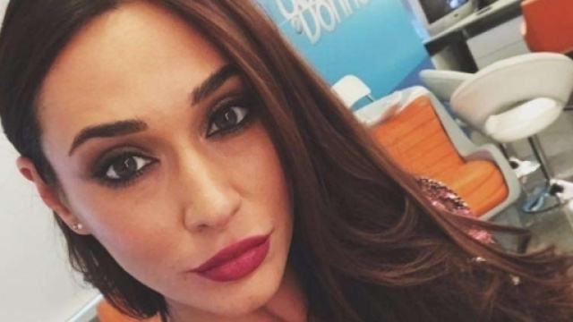 Sonia Lorenzini fa un gesto che stupisce