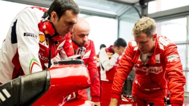 Team di Formula 1 durante un sosta ai box