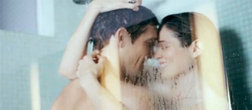 O banho a dois &eacute; ben&eacute;fico para o casal