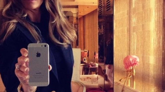 Agli impegni da first lady Melania Trump, non vista alla Casa Bianca, evidentemente preferisce i selfie nella Trump Tower di New York. Foto Twitter
