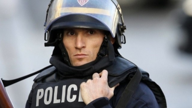 Attacco al Louvre: uomo aggredisce militare, quest'ultimo apre il fuoco. Fermati due uomini.