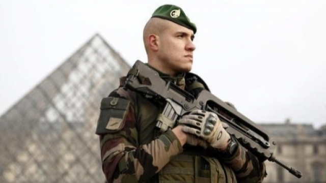 Attentato al Louvre, soldato spara un attentatore che voleva aggredirlo con un machete
