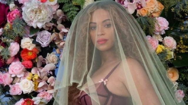 Beyonc&eacute; annuncia l'arrivo dei due gemelli