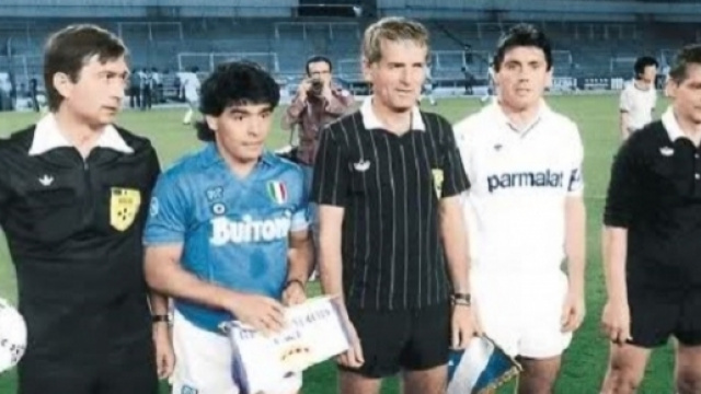 Diego Maradona e Carlos Santillana con la terna arbitrale prima di Real Madrid-Napoli del 1987
