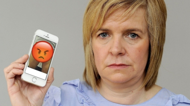 Organi genitali maschili sullo schermo dell'iPhone nuovo