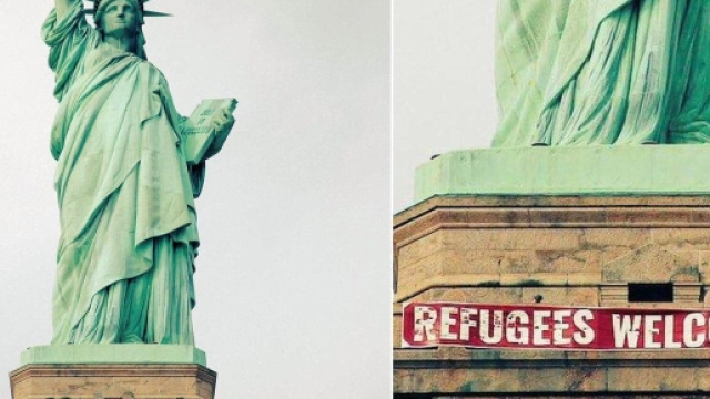 Striscione alla base della Statua della Libert&agrave;