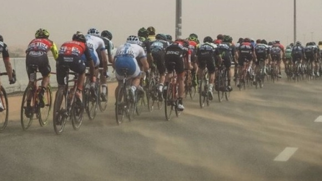 Una vera tempesta di sabbia sui corridori al Dubai Tour