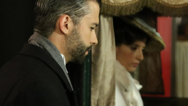 Una Vita, trame: Celia parte per Londa senza Felipe