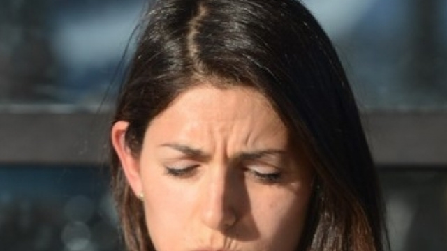 Virginia Raggi sotto assedio prova a difendersi
