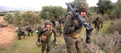 Armas en ristre la unidad se dirige al punto de partida a iniciar el asalto.