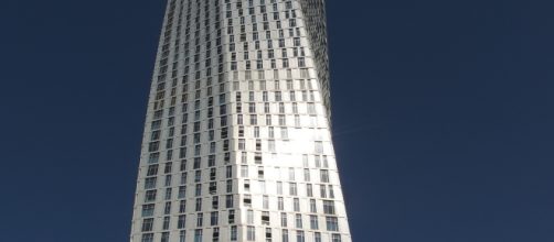 Cayan Tower/photo by Guilhem Vellut, via Flickr/https://www.flickr.com/photos/o_0/15857463071