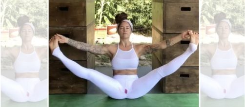 Mulher faz v&iacute;deo com aula de Yoga menstruada