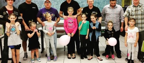 Single Dad Teaches Himself to Do Daughter's Hair Starts Class - Photo: Blasting News Library - people.com- people.com