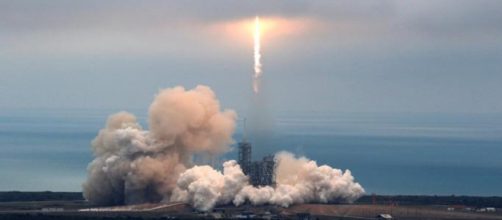 SpaceX launches rocket from historic NASA pad 39A in Florida. / Photo from 'ABS-CBN News' - abs-cbn.com