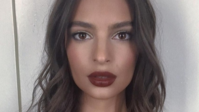 Emily Ratajkowski sensuale in primo piano