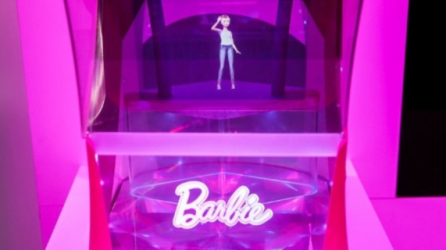 Giocattoli che sono amici digitali: la nuova Barbie si &egrave; 'smaterializzata' per diventare un ologramma. Foto: youtube.