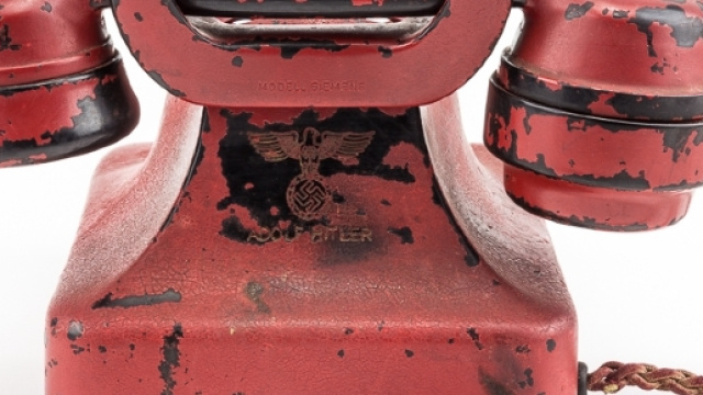 Il retro del telefono di Hitler con incisi il nome, il simbolo del'aquila e la svastica. Foto: auctions.alexautographs.com