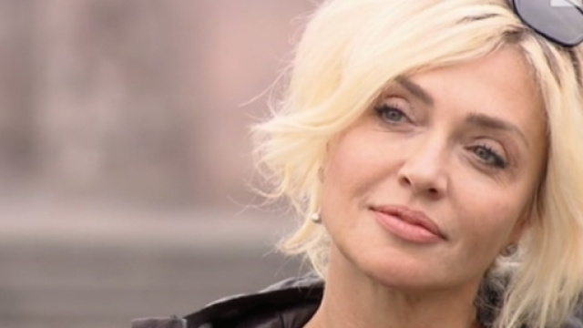 Isola dei Famosi 12 : Raz aiutato da Paola Barale