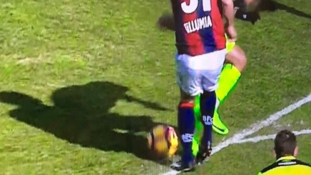 Ormai &egrave; un classico: la foto virale dopo un episodio arbitrale - E' stato cos&igrave; anche per Bologna-Inter
