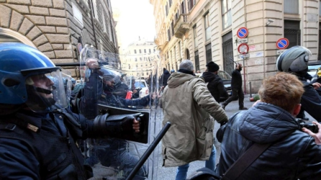 Roma: tensione durante la protesta dei tassisti