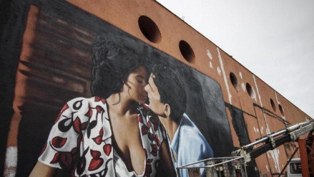 Scena tratta dal film 'Il Postino' e realizzata nel nuovo murales di Jorit Agoch come omaggio a Massimo Troisi.