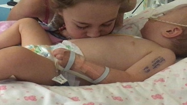 Bimba di due anni salvata dalla sorella con una pernacchia!