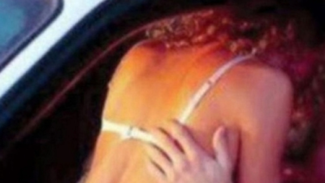 Coppia sorpresa in atteggiamenti intimi sull'autostrada