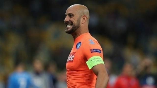 Dries Mertens e Pepe Reina in una puntata di C'&egrave; Posta per Te.