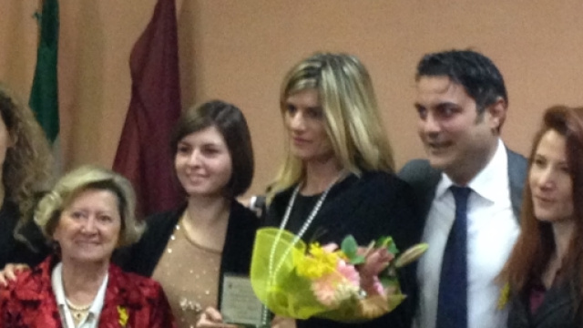 Federica Angeli riceve un premio dal presidente del Pd del X Municipio poi arrestato nell'inchiesta di Mafia Capitale.