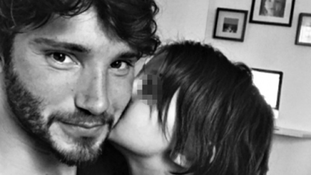 Gossip: Stefano De Martino riabbraccia Santiago ma sul web &egrave; polemica.