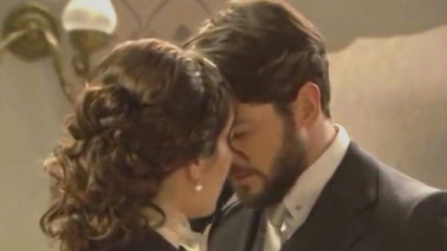 Hernando e Camila si baciano per la prima volta.