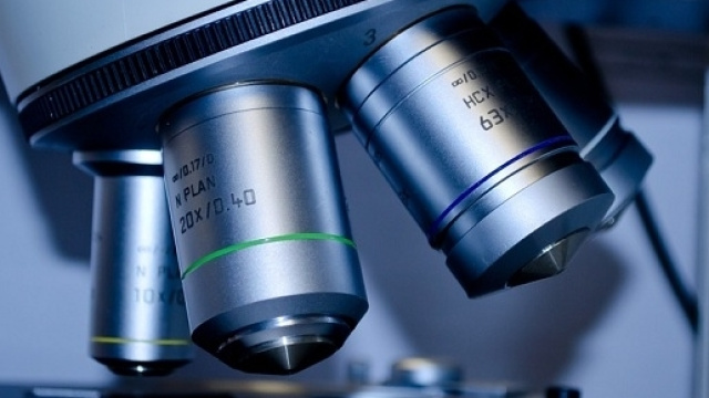 Microscopio da laboratorio di ricerca.
